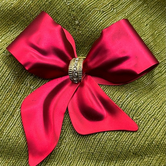 - Stunning metallic red “ribbon” bow and earring set. - Picture 3 of 7